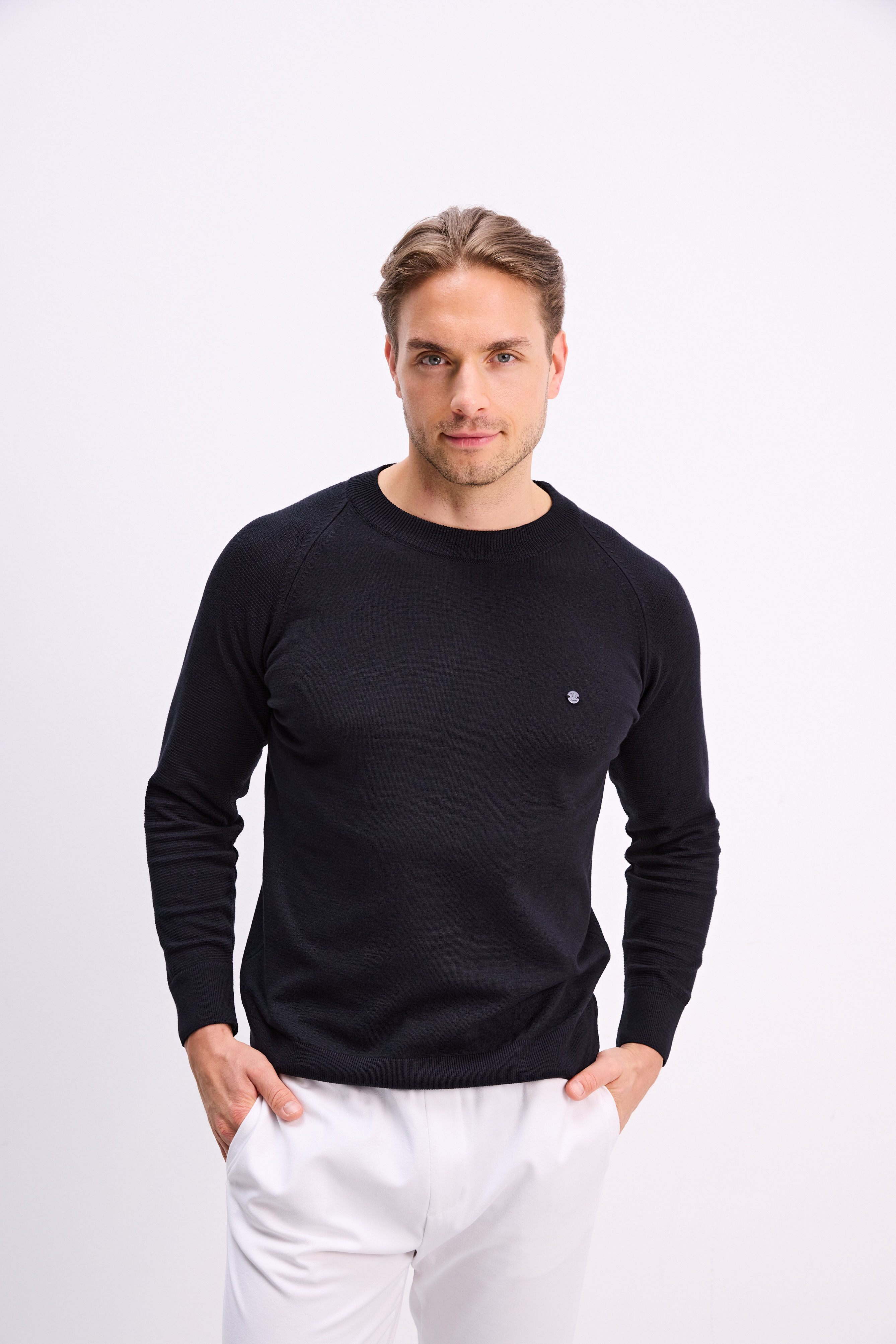 Feinstrickpullover mit Rundhalsausschnitt. Regular Fit. Navy Blue