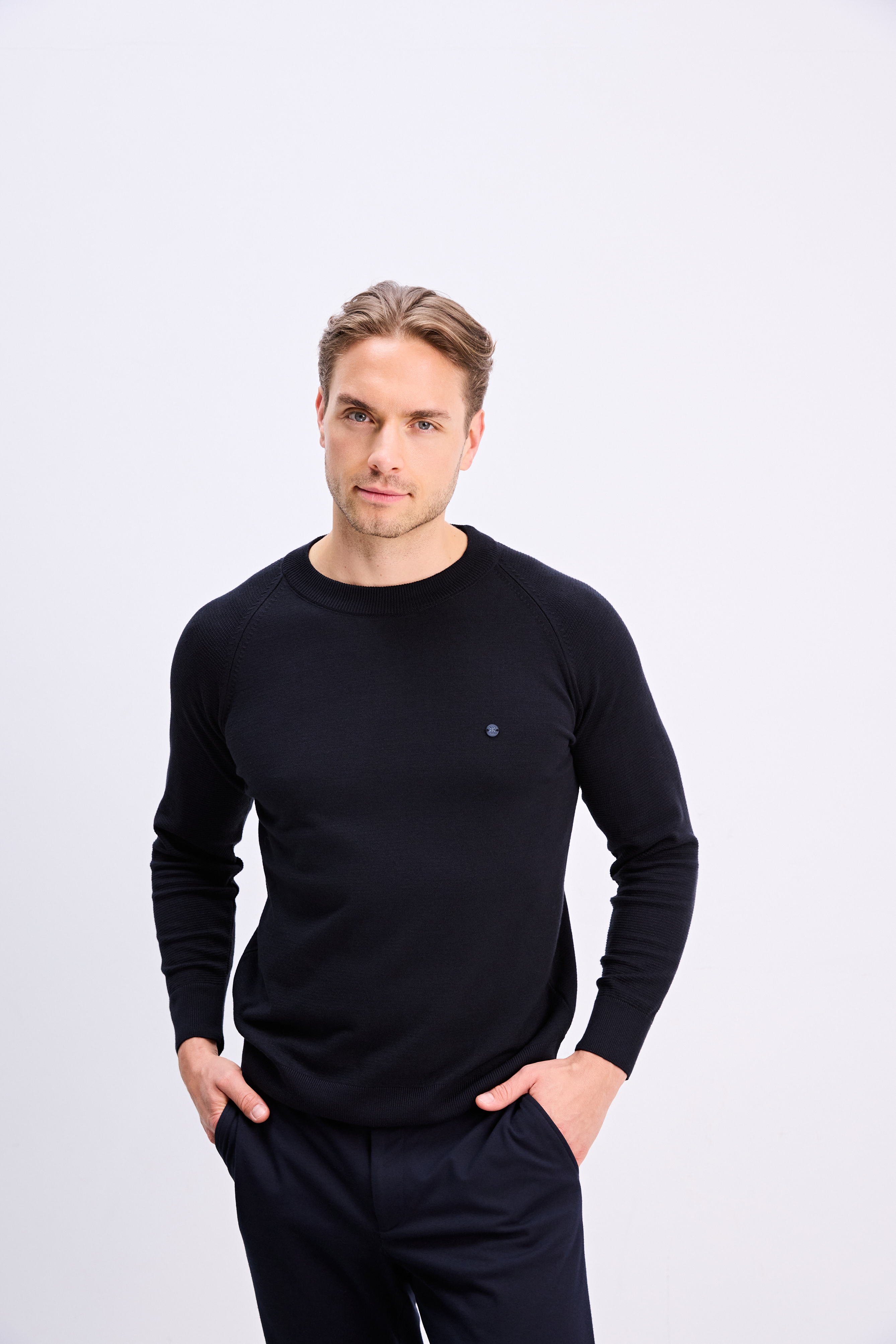 Feinstrickpullover mit Rundhalsausschnitt. Regular Fit. Black